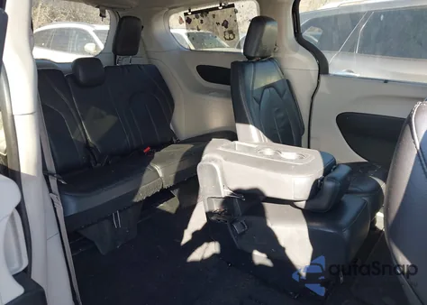 2017 Chrysler Pacifica Touring-L z USA, uszkodzony, nr VIN 2C4RC1BGXHR820747